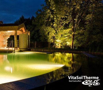 In der Dämmerung ist die Seesauna mit Naturbadeteich nicht nur was fürs Auge, sondern auch für die Seele - VitaSol Therme Bad Salzuflen., © VitaSol Therme GmbH