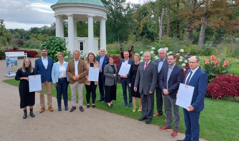 Mehrere Personen stehen vor dem Leopoldsprudel im Kurpark, © Stadt Bad Salzuflen