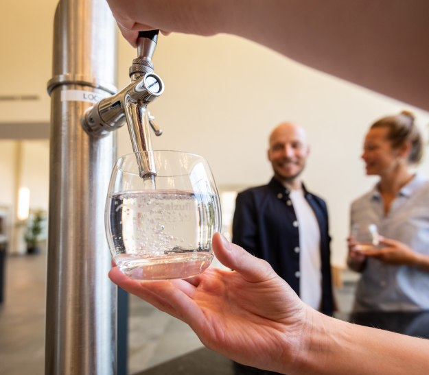 Trinkbrunnenausschank in Wandelhalle, © Teutoburger Wald Tourismus / Dominik Ketz