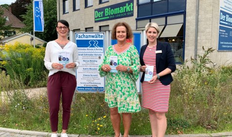 Sybille Lüdecke (Gleichstellungsbeauftragte Stadt Bad Salzuflen), Rechtsanwältin Katrin Wesseler (Anwaltskanzlei Schirneker-Reineke &amp; Rensing) sowie Désirée Solle (Leiterin der Volkshochschule Bad Salzuflen) präsentieren das Programm der SalzuflerFrauenPower, © Stadt Bad Salzuflen