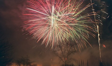 Nach mehrjähriger Unterbrechung läutet die Stadt Bad Salzuflen den Jahreswechsel wieder mit einem Höhenfeuerwerk bei der großen Silvesterparty am 31. Dezember 2024 im Kurpark ein, © Stadt Bad Salzuflen