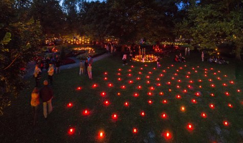 Bei der „Nacht der 10.000 Kerzen“ kreieren unzählige Kerzen, Lampions und Flammschalen ein romantisches Ambiente, untermalt von beschwingter Musik des Staatsbad Salzuflen Orchesters. Das verträumte Fest voller Licht und Musik verzaubert und lädt zum Genießen und Staunen ein., © E. Schönlau