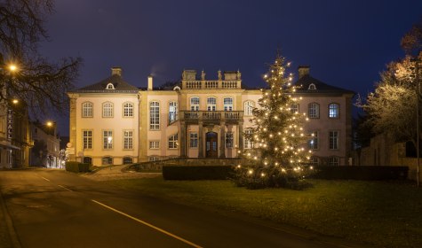 Zu sehen ist die Musikschule im Schloss Stietencron vor der ein leuchtender Weihnachtsbaum aufgestellt wurde., © Jan Voth